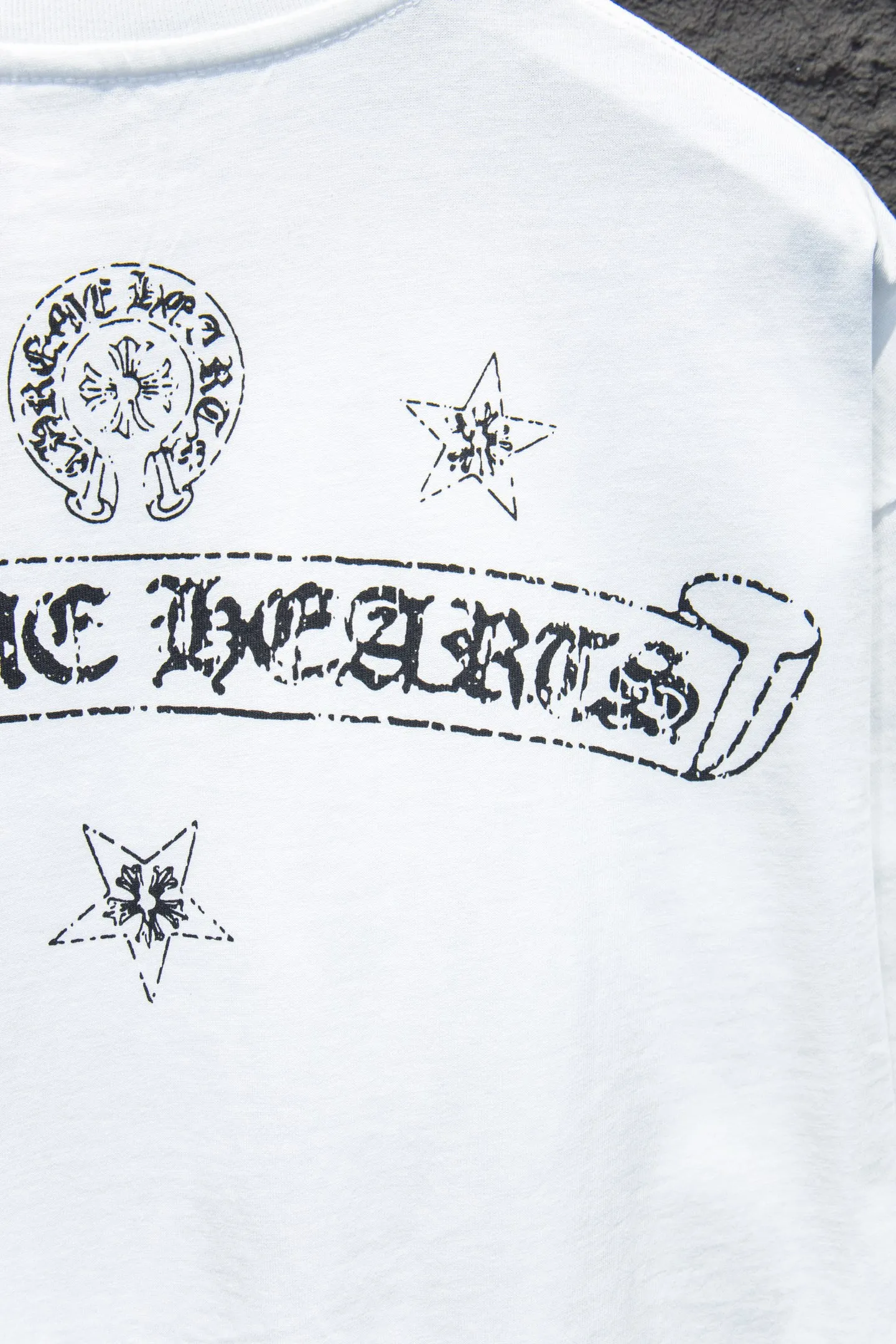 🅿️180 Style No.: 7256# Chrome hearts• 25ss ⚠YB custom-woven and custom-dyed fabrics, colors, prints, styles, accessories, hardware. The fabric is woven by imported machines. The uniqueness of the cloth texture creates a perfect garment effect. The fabric is made of 260-gram clean cloth with 320-gram 1*1 ribs. 4-color environmentally friendly custom-dyed fabrics, threads in the same cylinder, no color difference.  Gradient graffiti on garments, hand-made graffiti technology on garments, the details of the collar, pockets, cuffs, and front and rear threads are clearly visible. The printing uses Japanese BROTHER white ink digital direct-injection garment printing. This model is a global limited edition. In order to present a product like a work of art, after a long period of repeated determination of details, a very high-standard garment is presented. The front chest is made of direct-injection printing environmentally friendly glue material, using a mechanized printing process. Mechanical printing has high precision, the positioning accuracy can reach ±0.02mm, and the quality is stable.  The body of the garment is processed with hand-nailed hardware elements, which greatly increases the interest of the garment and creates a unique visual effect. The special washing effect creates a unique aged effect.  Croix Heart Short Sleeve must be the first short-sleeved piece in spring and summer that blurs the boundaries of unisex style. It has a classic dropped shoulder oversize version and a loose and casual upper body.  Color: Black White Size: S M L XL